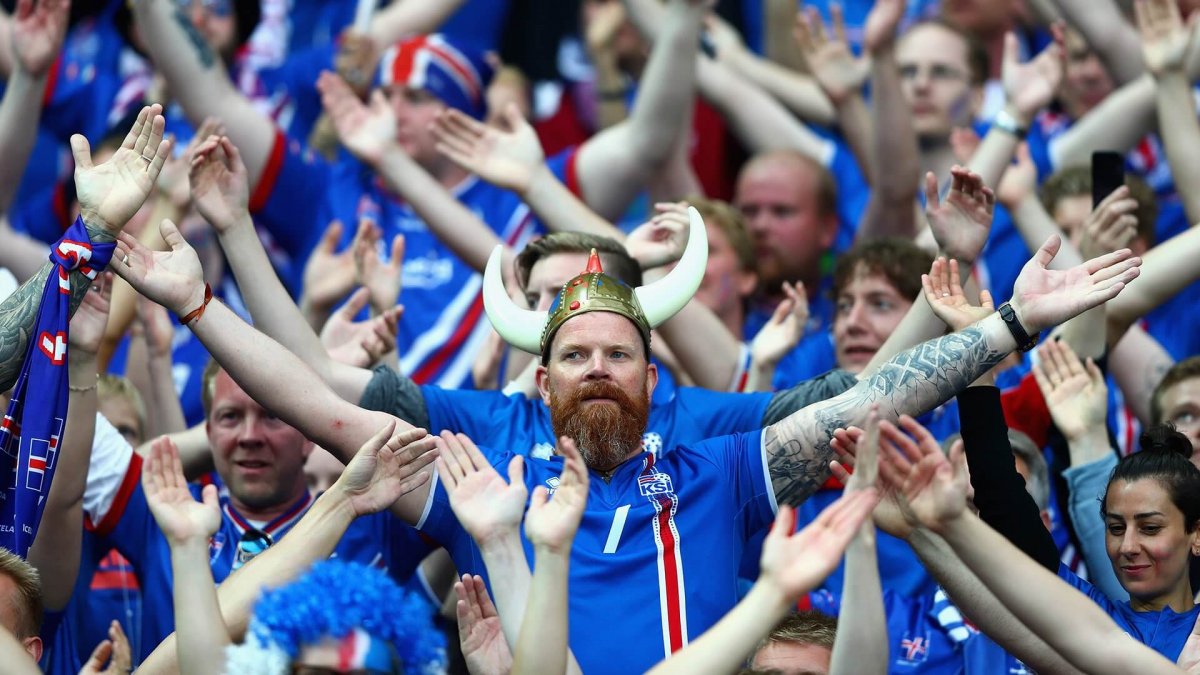 Исландские болельщики спели «Калинку»