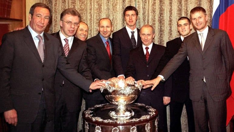 Сборная России по теннису с Кубком Дэвиса на приеме у Путина