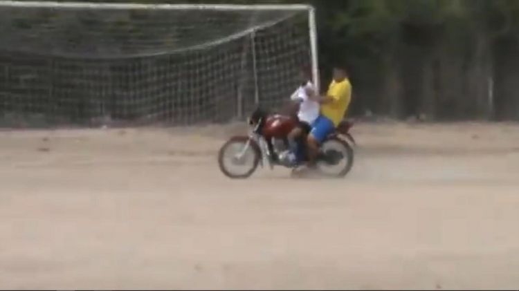 В Бразилии голкипер после углового вернулся к своим воротам на мотоцикле
