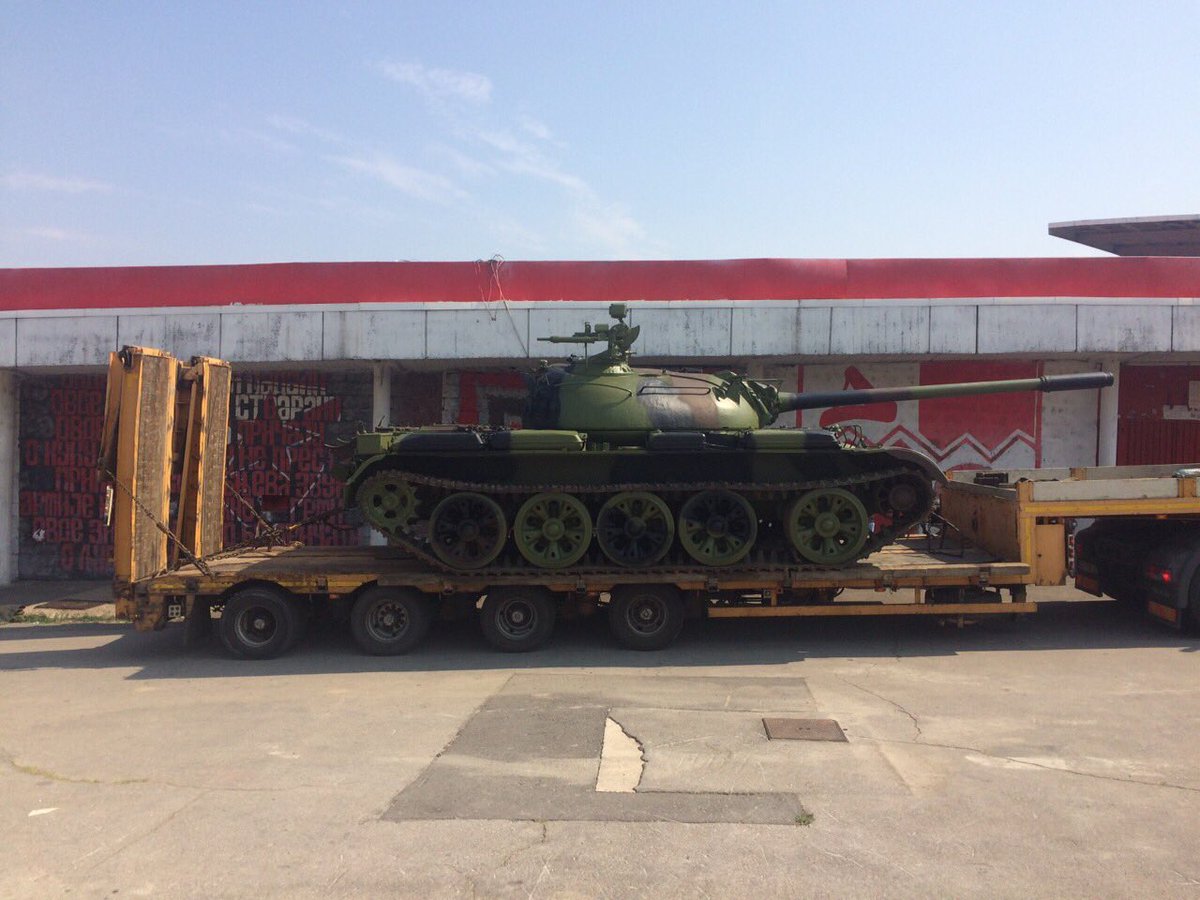 Болельщики "Црвены Звезды" доставили танк к стадиону клуба в Белграде