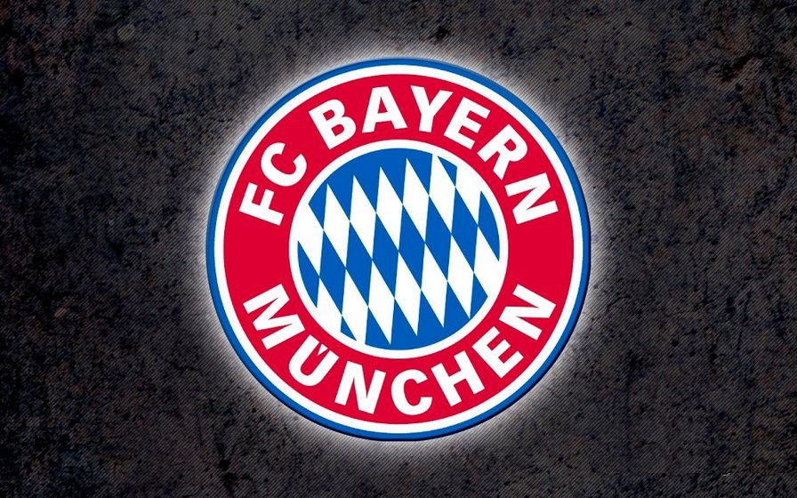 Бавария Мюнхен следит за игроком Тоттенхэма Пэрротом и вратарем Юнайтед Хендерсоном.