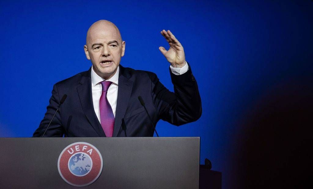 Президент ФИФА Инфантино поздравляет владельцев "Ливерпуля"