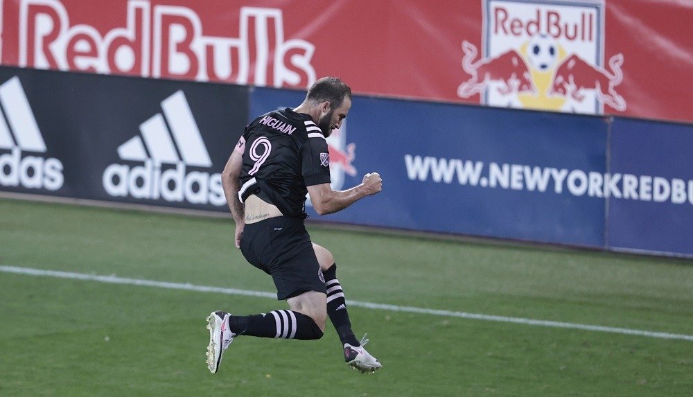 Гонсало Игуаин забил дебютный мяч в MLS. Мощнейший удар аргентинца принёс его клубу победу. Видео