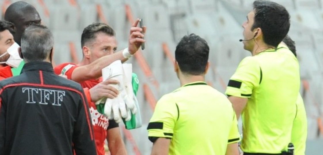 Уникальное удаление в Чемпионате Турции - капитан «Сивасспора» получил две жёлтые в перерыве за пользование телефоном. Видео