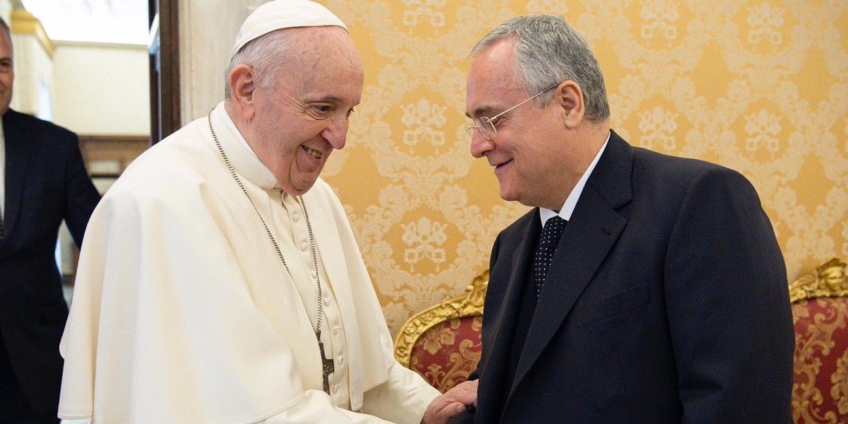 Чиро Иммобиле и президент «Лацио» Клаудио Лотито в рамках празднования 121-летия клуба побывали в гостях у Папы Римского