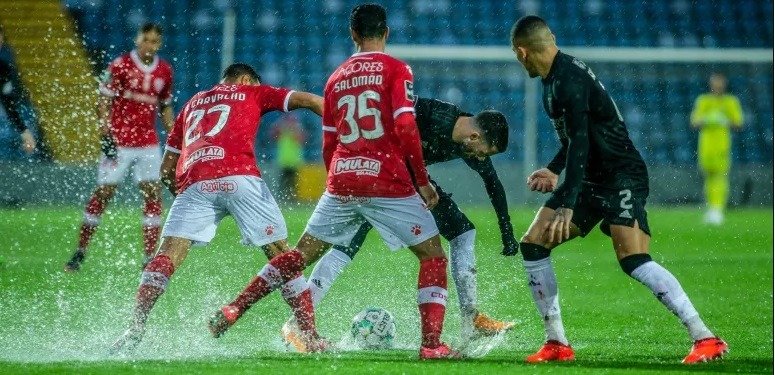 Воскресный матч чемпионата Португалии «Санта-Клара» - «Бенфика» был прерван из-за ливня, встречу доиграют в понедельник