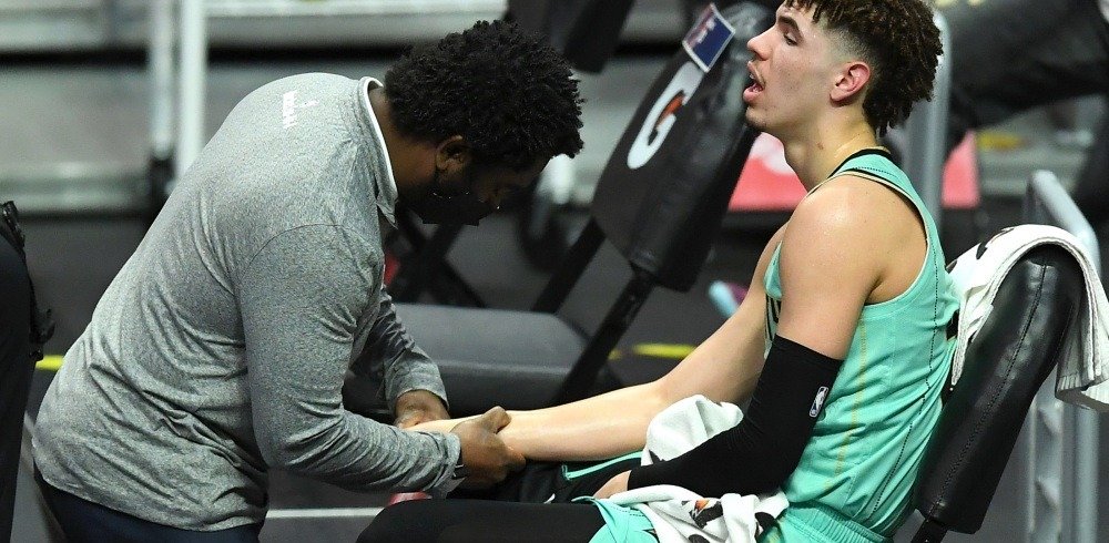 У главного претендента на звание «Новичок года НБА» Ламело Болла диагностирован перелом запястья. Сезон для него, вероятно, завершён