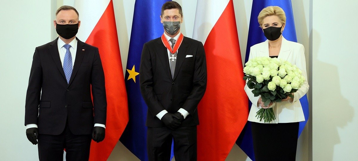 Президент Польши вручил форварду «Баварии» Роберту Левандовскому государственную награду. Видео
