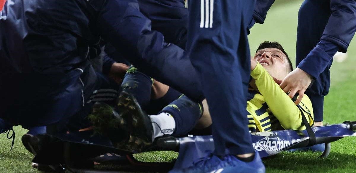 Месут Озил серьёзно травмировал лодыжку в поединке за «Фенербахче»