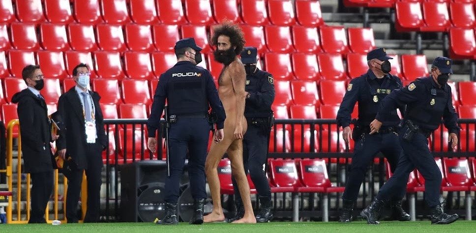 Забавный эпизод в Лиге Европы: в матче «Гранада» - «Манчестер Юнайтед» на поле выбежал обнажённый мужчина. Фото