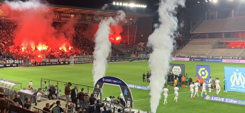 Фанаты «Анжера» и «Марселя» устроили драку на стадионе после завершения матча Лиги 1. Видео