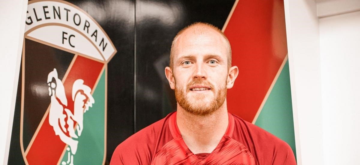 Вратарь «Гленторана» получил красную за нападение на партнёра по команде: видео из Северной Ирландии