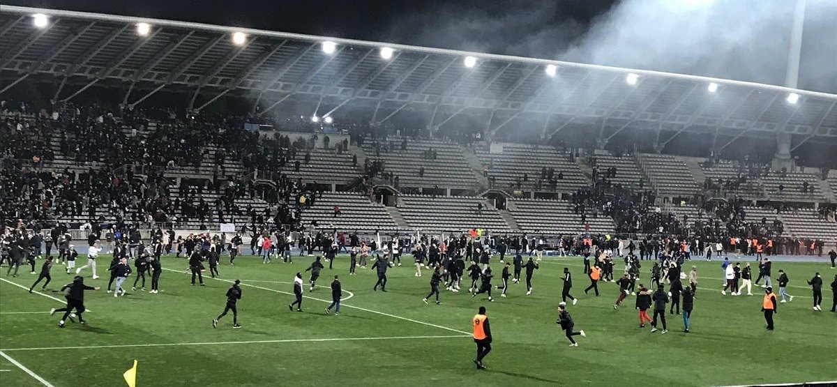 Французские фанаты сорвали очередной матч: встреча Кубка страны между «Парижем» и «Лионом» отменена в перерыве