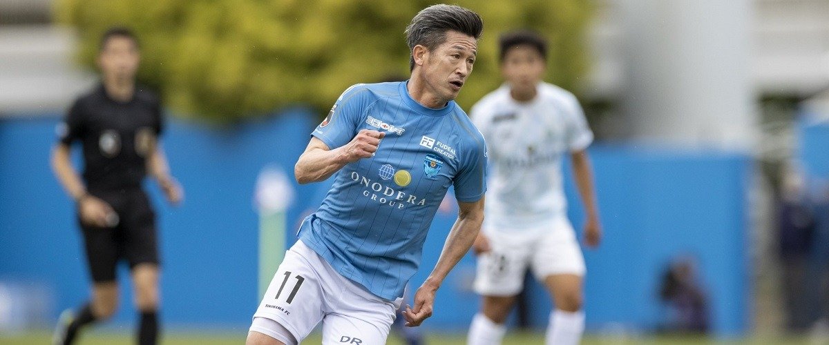 Кадзуёси Миура, старейший профессиональный футболист мира, подписал новый контракт с «Иокогамой»