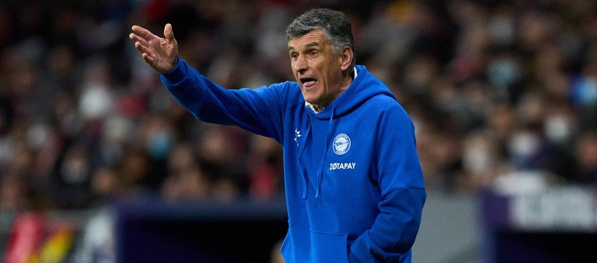 Испанский «Алавес», занимающий последнее место в Ла Лиге, уволил главного тренера