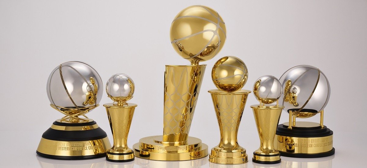 НБА предъявила обновлённый дизайн трофеев, традиционно вручаемых лигой по итогам плей-офф. Фото