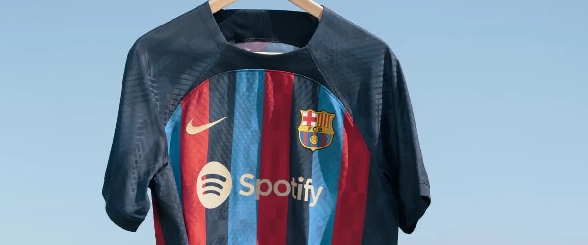 «Барселона» представила новую домашнюю форму, её дизайн вдохновлён Олимпиадой-1992. Фото