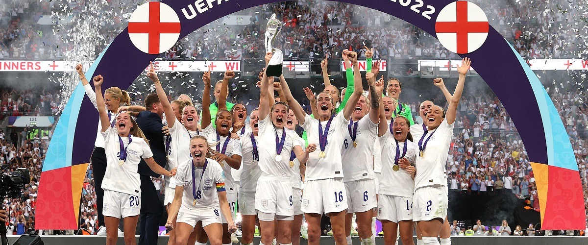 Англия впервые в истории выиграла женский Евро, финальный матч с Германией ознаменовался рекордом посещаемости ЧЕ