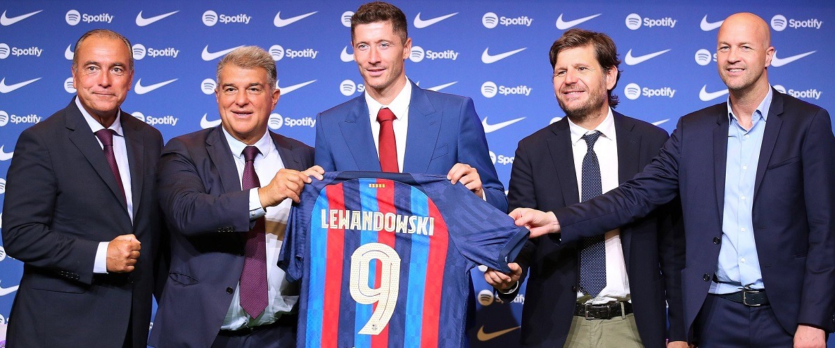 Новый №9: «Барселона» отдала игровой номер Мемфиса Депая пришедшему в клуб этим летом Роберту Левандовски