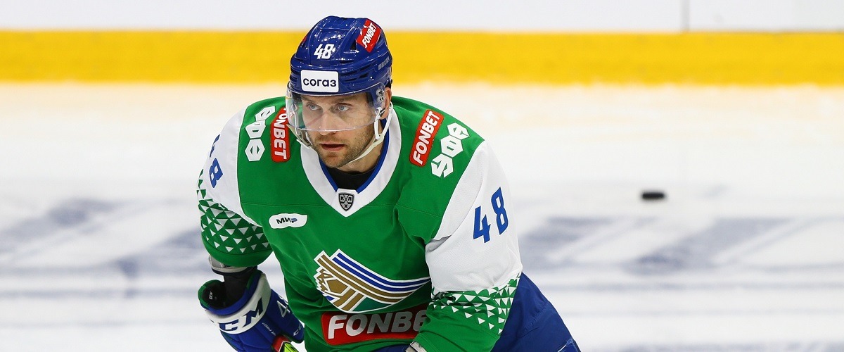 Евгений Бирюков первым в истории КХЛ добрался до отметки в 900 матчей