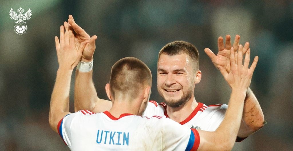 Сборная России по футболу провела первый за 314 дней официальный матч: во встрече с Киргизией дебютировали девять игроков
