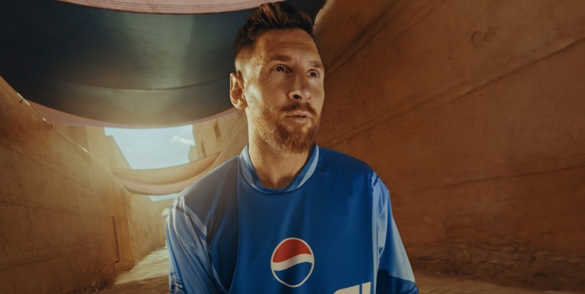 Компания «PepsiCo» выкатила новую футбольную рекламу с участием Месси, Погба и Роналдиньо. Видео