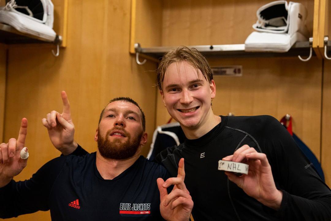 Российский голкипер «Коламбуса» Даниил Тарасов одержал свою первую победу в НХЛ