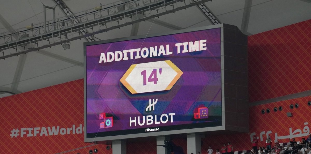 На ЧМ-2022 к матчам добавляют много компенсированного времени. Почему так происходит?