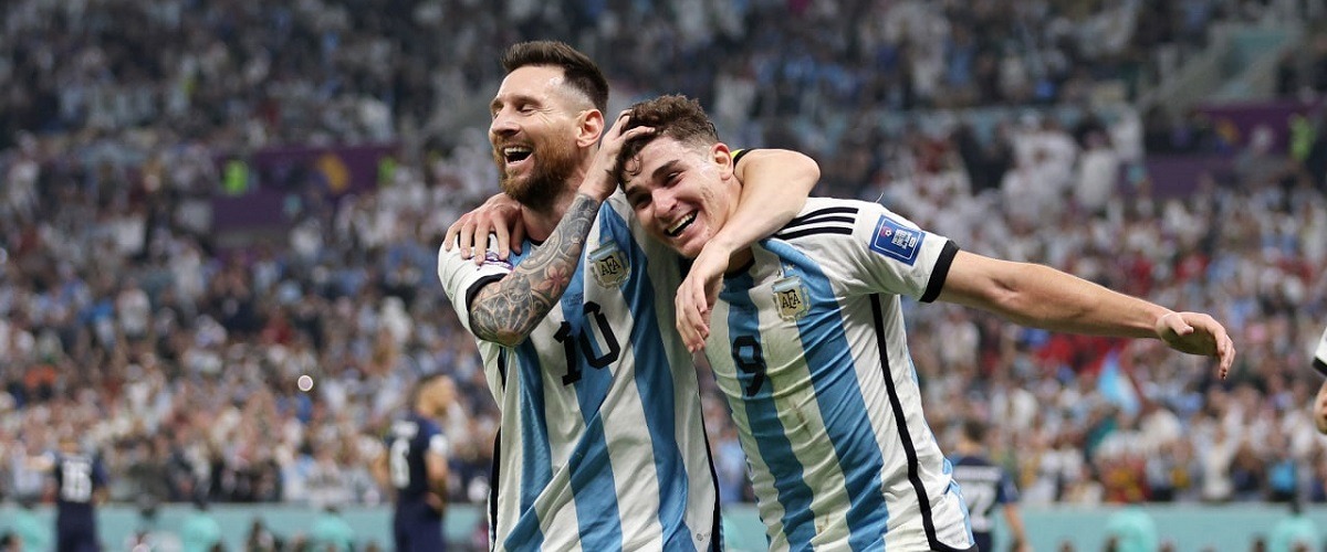 Лионель Месси и Хулиан Альварес сделали Аргентину первым финалистом ЧМ-2022 по футболу