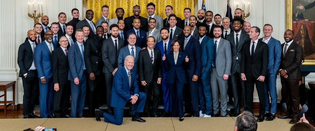 «Голден Стэйт Уорриорз» в качестве чемпионов НБА-2022 посетили Белый дом. Видео