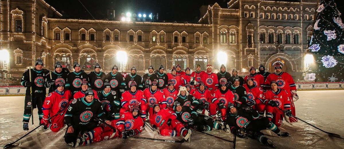 На Красной площади состоялся рождественский хоккейный гала-матч БК PARI. Видео