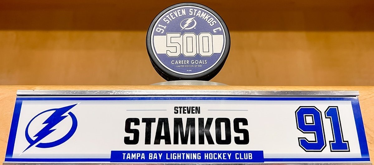 Капитан «Тампы» Стивен Стэмкос оформил хет-трик в игре с «Ванкувером» и достиг отметки в 500 шайб в НХЛ