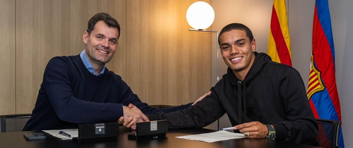 Жоао Мендес, сын легендарного Роналдиньо, подписал профессиональный контракт с «Барселоной»