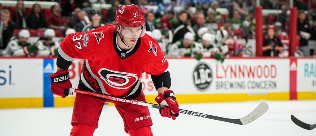 Андрей Свечников выбыл до конца текущего сезона НХЛ с травмой колена