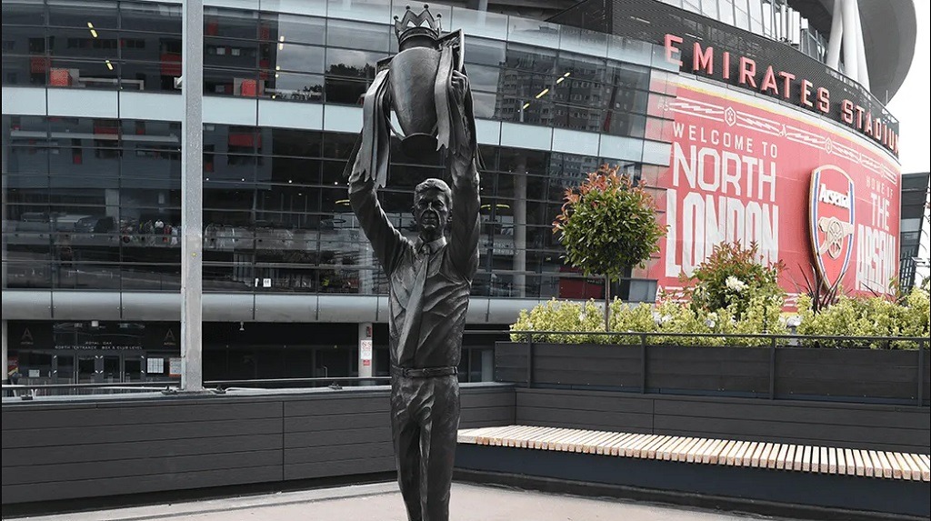 wenger statue 02