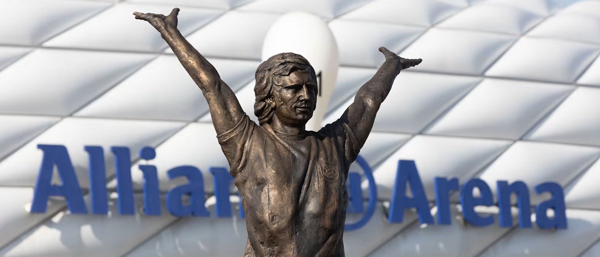 Мюнхенская «Бавария» установила памятник Герду Мюллеру у домашнего стадиона