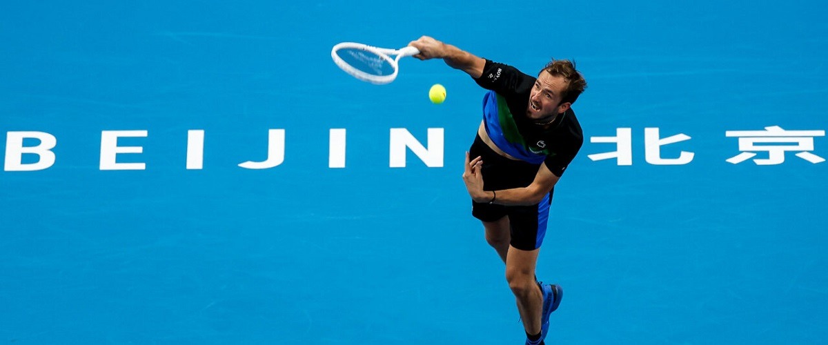 Даниил Медведев разобрался с Александром Зверевым и вышел в финал Открытого чемпионата Китая по теннису