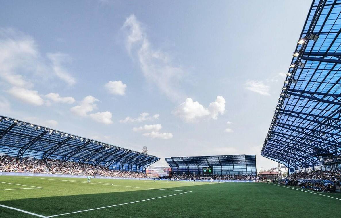 Obnovlennyj stadion Gazovik v Orenburge foto