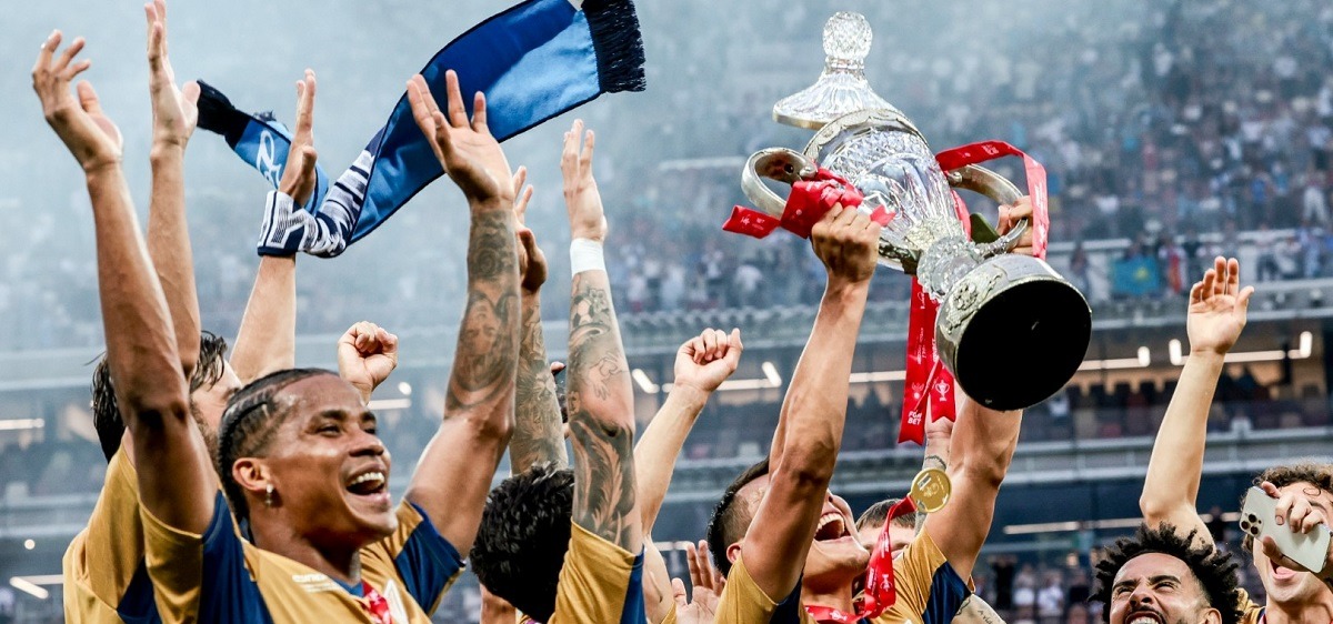 Питерский «Зенит» получил на вечное хранение Кубок России по футболу