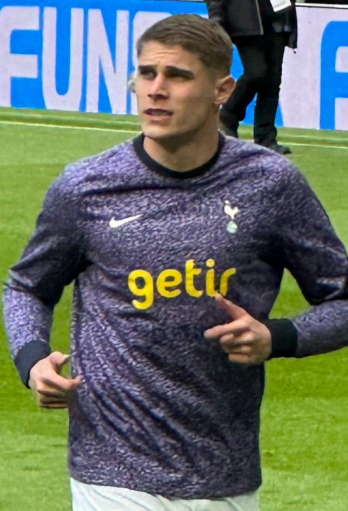 Micky Van De Ven pre match training cropped