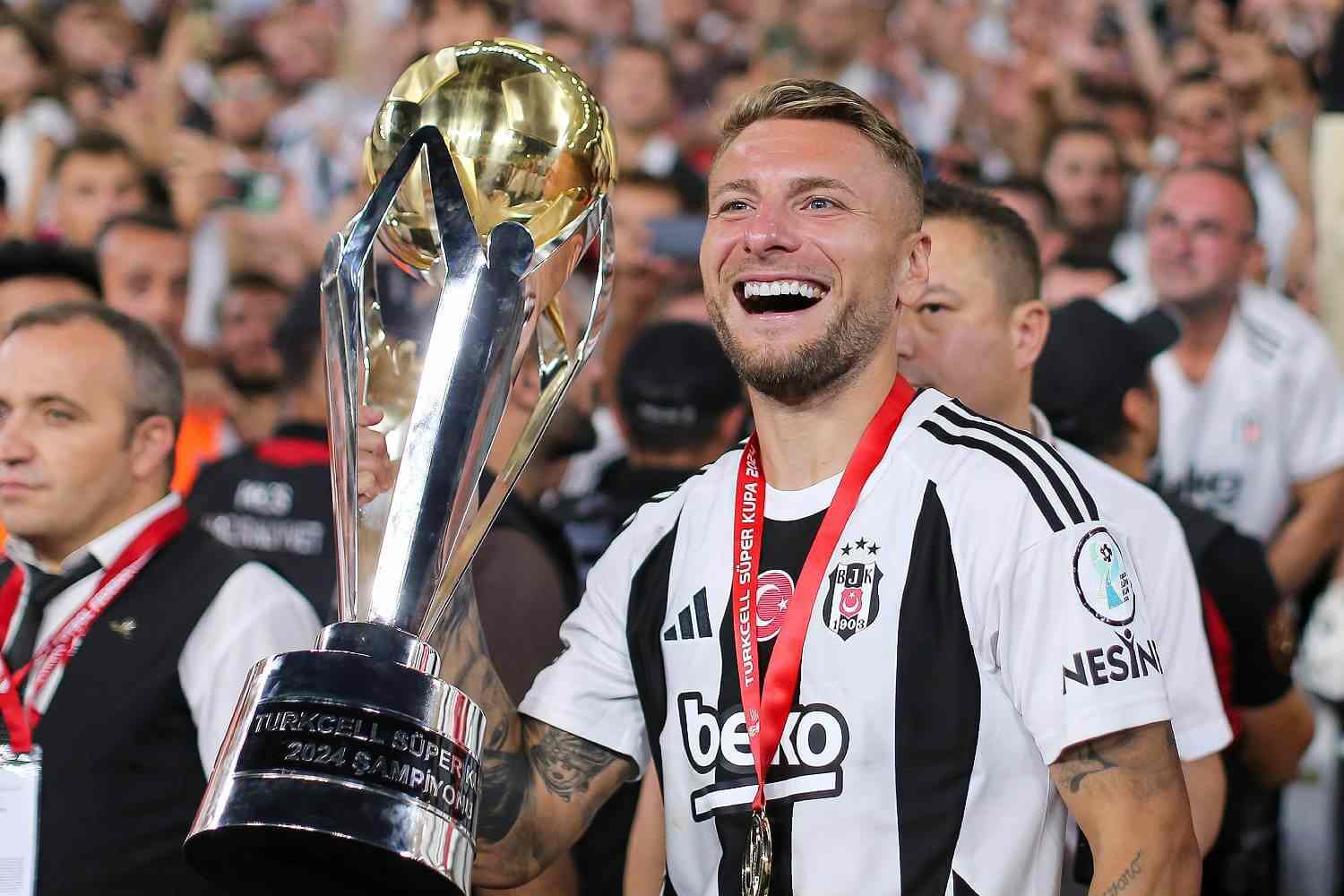 Ciro Immobile with cup beshiktash