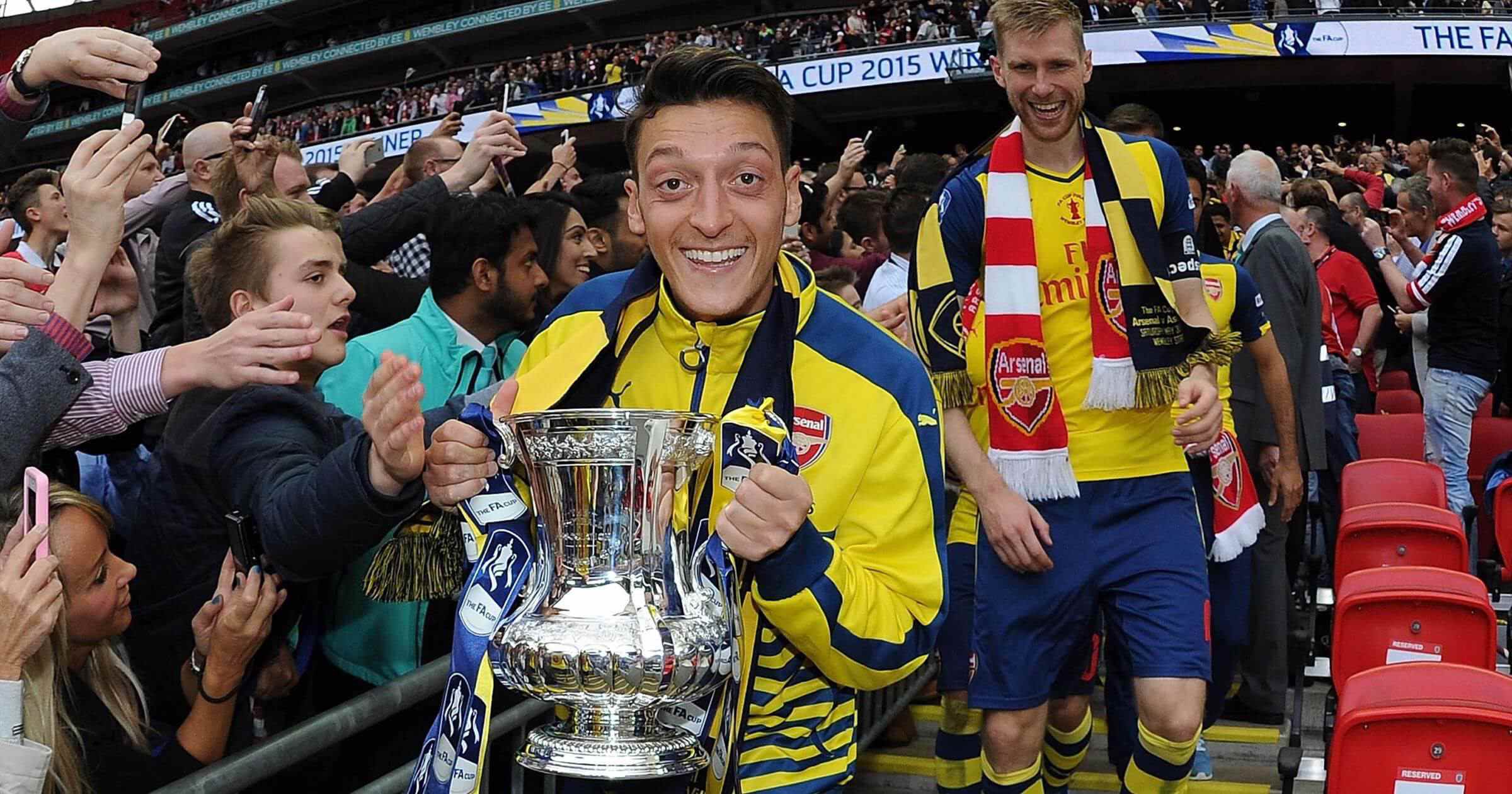 mesut zil arsenal trophy